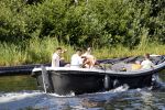 Vinkeveen 25 juni 2020
Lisandro Martinez met zijn vriendin en collega Edson Alvarez varen op de vinkeveense plassen.