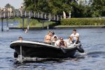 Vinkeveen 25 juni 2020
Lisandro Martinez met zijn vriendin en collega Edson Alvarez varen op de vinkeveense plassen.