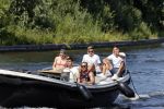 Vinkeveen 25 juni 2020
Lisandro Martinez met zijn vriendin en collega Edson Alvarez varen op de vinkeveense plassen.