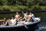 Vinkeveen 25 juni 2020
Lisandro Martinez met zijn vriendin en collega Edson Alvarez varen op de vinkeveense plassen.