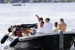 Vinkeveen 25 juni 2020
Lisandro Martinez met zijn vriendin en collega Edson Alvarez varen op de vinkeveense plassen.