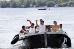 Vinkeveen 25 juni 2020
Lisandro Martinez met zijn vriendin en collega Edson Alvarez varen op de vinkeveense plassen.