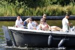 Vinkeveen 25 juni 2020
Lisandro Martinez met zijn vriendin en collega Edson Alvarez varen op de vinkeveense plassen.