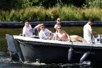 Vinkeveen 25 juni 2020
Lisandro Martinez met zijn vriendin en collega Edson Alvarez varen op de vinkeveense plassen.