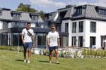 Vinkeveen 25 juni 2020
Lisandro Martinez met zijn vriendin en collega Edson Alvarez varen op de vinkeveense plassen.