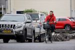 Vinkeveen 8 juli 2020
Erik Zwennes ( partner Roxeanne Hazes ) op de fiets bij zijn huis