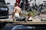 Amsterdam 25 juni 2020
Estelle Cruijff Jamie Vaes Koen Kardashian en vrienden op boot door Amsterdamse grachten.