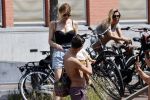 Amsterdam 25 juni 2020
Estelle Cruijff Jamie Vaes Koen Kardashian en vrienden op boot door Amsterdamse grachten.