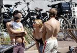 Amsterdam 25 juni 2020
Estelle Cruijff Jamie Vaes Koen Kardashian en vrienden op boot door Amsterdamse grachten.