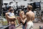 Amsterdam 25 juni 2020
Estelle Cruijff Jamie Vaes Koen Kardashian en vrienden op boot door Amsterdamse grachten.