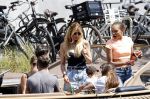 Amsterdam 25 juni 2020
Estelle Cruijff Jamie Vaes Koen Kardashian en vrienden op boot door Amsterdamse grachten.