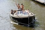 Amsterdam 25 juni 2020
Estelle Cruijff Jamie Vaes Koen Kardashian en vrienden op boot door Amsterdamse grachten.