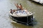 Amsterdam 25 juni 2020
Estelle Cruijff Jamie Vaes Koen Kardashian en vrienden op boot door Amsterdamse grachten.