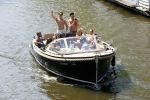Amsterdam 25 juni 2020
Estelle Cruijff Jamie Vaes Koen Kardashian en vrienden op boot door Amsterdamse grachten.