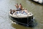 Amsterdam 25 juni 2020
Estelle Cruijff Jamie Vaes Koen Kardashian en vrienden op boot door Amsterdamse grachten.