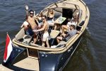 Amsterdam 25 juni 2020
Estelle Cruijff Jamie Vaes Koen Kardashian en vrienden op boot door Amsterdamse grachten.