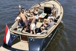 Amsterdam 25 juni 2020
Estelle Cruijff Jamie Vaes Koen Kardashian en vrienden op boot door Amsterdamse grachten.