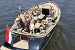 Amsterdam 25 juni 2020
Estelle Cruijff Jamie Vaes Koen Kardashian en vrienden op boot door Amsterdamse grachten.