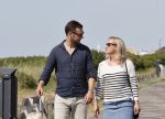 Noordwijk 24 juni 2020
Eva Jinek met partner Dexter v d Voorn en hun zoontje Pax  bij het strand van Noordwijk