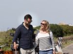 Noordwijk 24 juni 2020
Eva Jinek met partner Dexter v d Voorn en hun zoontje Pax  bij het strand van Noordwijk