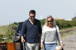 Noordwijk 24 juni 2020
Eva Jinek met partner Dexter v d Voorn en hun zoontje Pax  bij het strand van Noordwijk