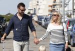 Noordwijk 24 juni 2020
Eva Jinek met partner Dexter v d Voorn en hun zoontje Pax  bij het strand van Noordwijk