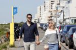 Noordwijk 24 juni 2020
Eva Jinek met partner Dexter v d Voorn en hun zoontje Pax  bij het strand van Noordwijk