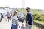 Noordwijk 24 juni 2020
Eva Jinek met partner Dexter v d Voorn en hun zoontje Pax  bij het strand van Noordwijk