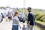 Noordwijk 24 juni 2020
Eva Jinek met partner Dexter v d Voorn en hun zoontje Pax  bij het strand van Noordwijk