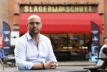 Amsterdam 1 juli 2020
Evert Blauwendraat heeft slagerij v Dam overgenomen en de slagerij heet vanaf vandaag Slagerij de Schuyt