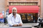 Amsterdam 1 juli 2020
Evert Blauwendraat heeft slagerij v Dam overgenomen en de slagerij heet vanaf vandaag Slagerij de Schuyt