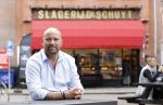 Amsterdam 1 juli 2020
Evert Blauwendraat heeft slagerij v Dam overgenomen en de slagerij heet vanaf vandaag Slagerij de Schuyt