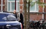 Amsterdam 28 juni 2020
Gordon komt met (een) vriend aan bij zijn zaken in Amsterdam.