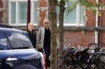 Amsterdam 28 juni 2020
Gordon komt met (een) vriend aan bij zijn zaken in Amsterdam.