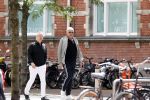 Amsterdam 28 juni 2020
Gordon komt met (een) vriend aan bij zijn zaken in Amsterdam.