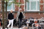 Amsterdam 28 juni 2020
Gordon komt met (een) vriend aan bij zijn zaken in Amsterdam.