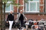 Amsterdam 28 juni 2020
Gordon komt met (een) vriend aan bij zijn zaken in Amsterdam.