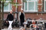 Amsterdam 28 juni 2020
Gordon komt met (een) vriend aan bij zijn zaken in Amsterdam.