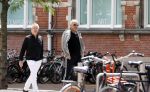 Amsterdam 28 juni 2020
Gordon komt met (een) vriend aan bij zijn zaken in Amsterdam.