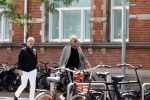 Amsterdam 28 juni 2020
Gordon komt met (een) vriend aan bij zijn zaken in Amsterdam.