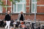 Amsterdam 28 juni 2020
Gordon komt met (een) vriend aan bij zijn zaken in Amsterdam.