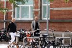 Amsterdam 28 juni 2020
Gordon komt met (een) vriend aan bij zijn zaken in Amsterdam.
