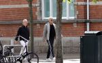 Amsterdam 28 juni 2020
Gordon komt met (een) vriend aan bij zijn zaken in Amsterdam.