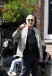Amsterdam 28 juni 2020
Gordon komt met (een) vriend aan bij zijn zaken in Amsterdam.