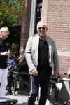 Amsterdam 28 juni 2020
Gordon komt met (een) vriend aan bij zijn zaken in Amsterdam.