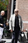 Amsterdam 28 juni 2020
Gordon komt met (een) vriend aan bij zijn zaken in Amsterdam.