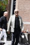 Amsterdam 28 juni 2020
Gordon komt met (een) vriend aan bij zijn zaken in Amsterdam.