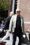 Amsterdam 28 juni 2020
Gordon komt met (een) vriend aan bij zijn zaken in Amsterdam.