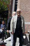 Amsterdam 28 juni 2020
Gordon komt met (een) vriend aan bij zijn zaken in Amsterdam.