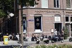 Amsterdam 20 juni 2020
Er zitten weer mensen op het terras bij de zaken van Gorodon, Blushing en the Burger Room